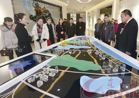 人大代表参观市规划展示馆